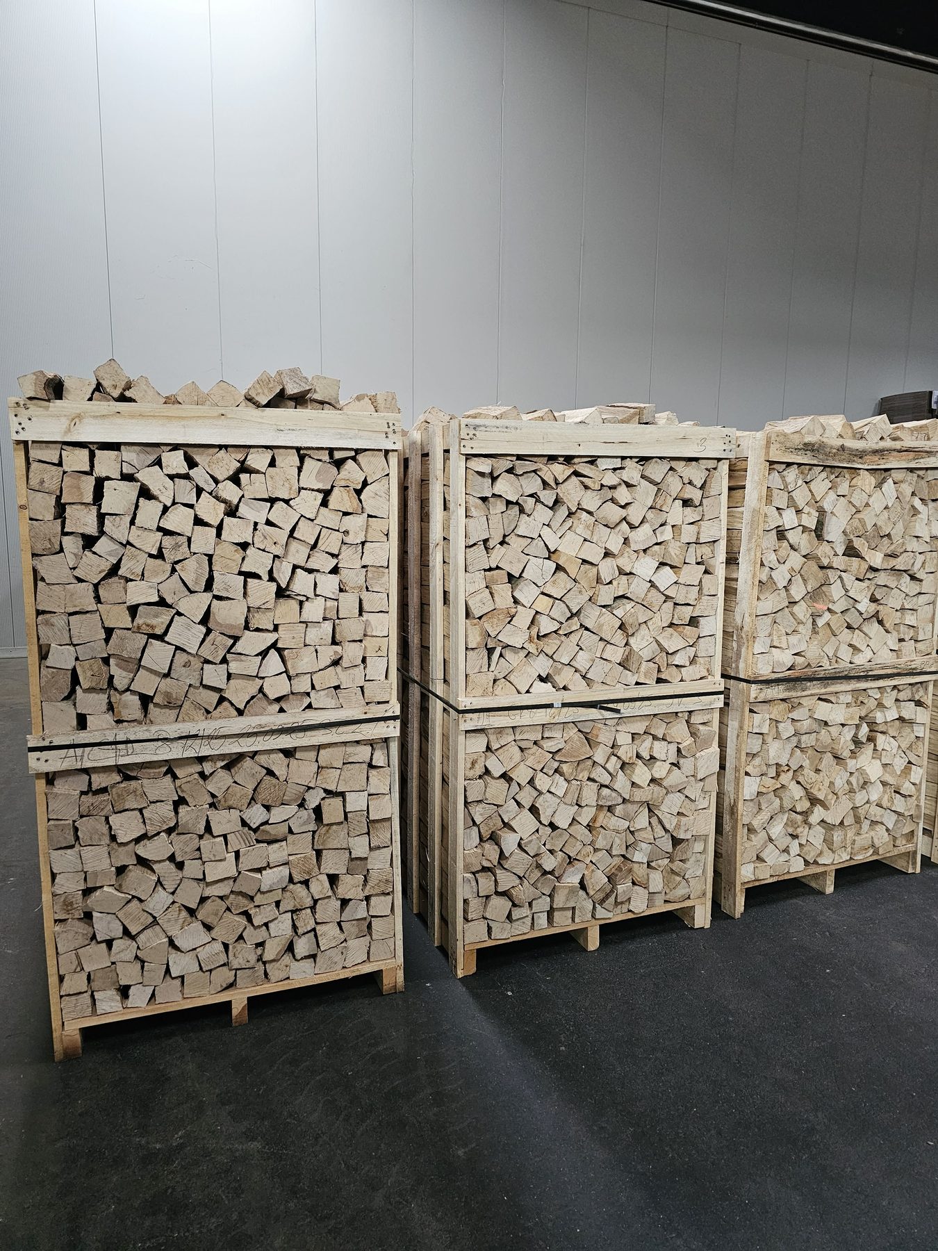 Kammergetrocknetes Kaminholz sauber auf Paletten gestapelt